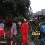 Petugas Gabungan Bersihkan Material Longsor yang Menutupi Jalan