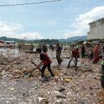 Petugas Gabungan Singkirkan Sampah di Perairan Waduk Jatigede