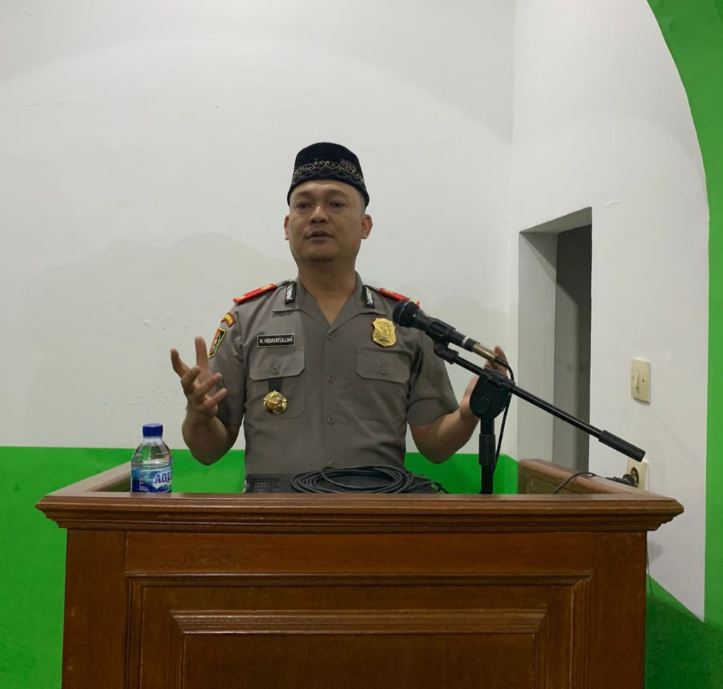 Kompol Hidayatullah, Sampaikan Pesan Kamtibmas dan Prokes saat Berikan Ceramah Usai Sholat Tarawih