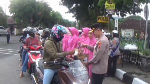Jelang Berbuka Puasa, Polres Sumedang Bagikan Ratusan Paket Nasi Bungkus dan Takji Gratis