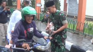 Kodim 0610 Sumedang Bagikan Takjil, Pengendara Kaget Dikira Razia