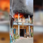 Rumah Dua Lantai di Kawasan Padat Penduduk Hangus Terbakar