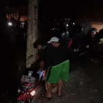 Petugas evakuasi motor yang masuk ke Jurang