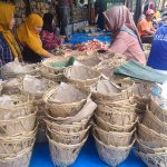 Mengurangi Sampah Plastik, Panitia Kurban Masjid Al Barokah Bungkus Daging Pakai Bongsang