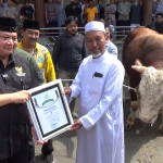 Menko Perekonomian Airlangga, Menyerahkan Satu Ekor Sapi Kurban untuk Warga Sumedang