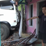 Rem Blong, Truk Tronton Pengangkut Botol Air Mineral Kemasan Tabrak Rumah
