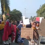 Tuntut Perbaikan Jalan Rusak, Puluhan Emak-emak di Ujungjaya Turun ke Jalan