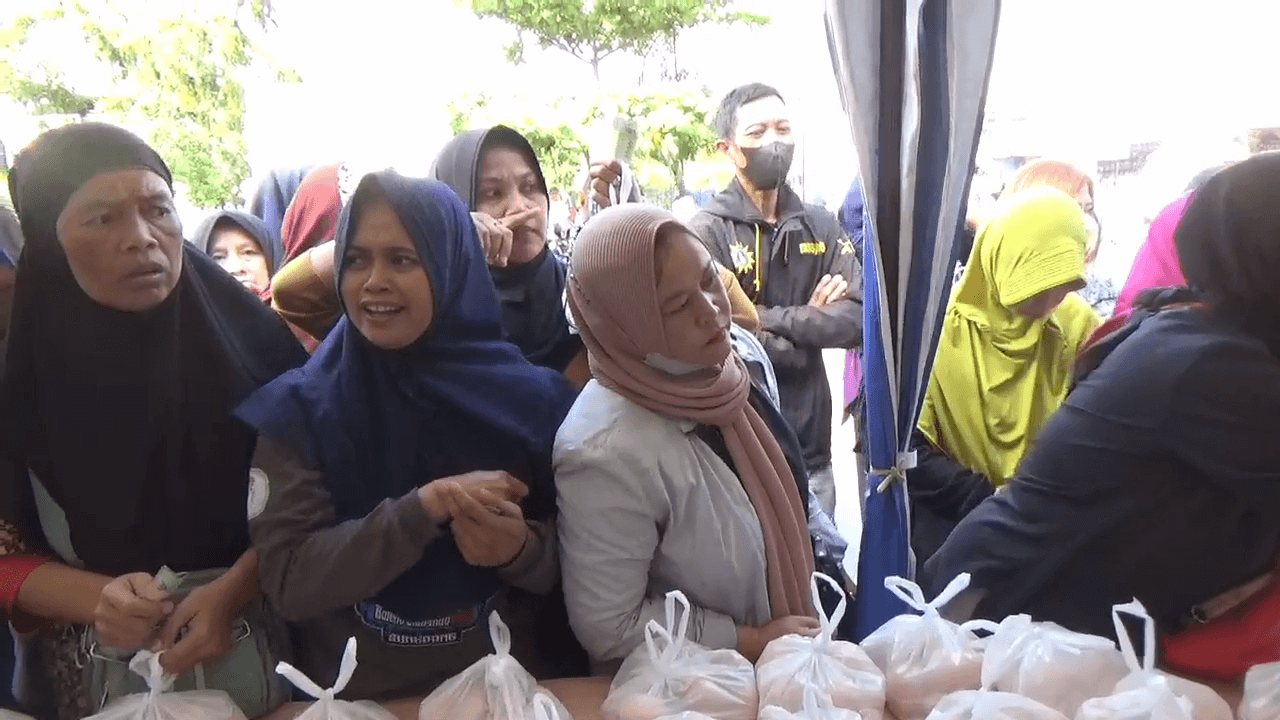 Warga Serbu Bazar Sembako Murah, Dalam Sekejap Ratusan Butir Telur Ayam Ludes Terjual