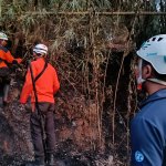 Lahan Bambu di Gunung Kerud Terbakar, Petugas Padamkan Api dengan Alat Seadanya, JurnalSuma