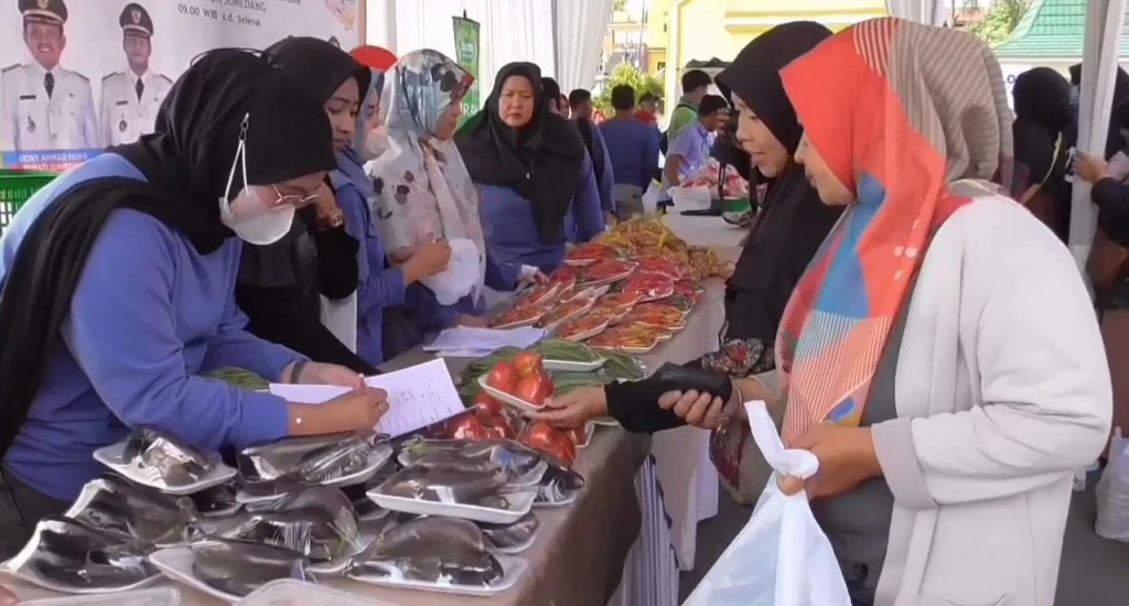 Warga Serbu Gerakan Pangan Murah di Halaman Masjid Agung Sumedang, JurnalSuma