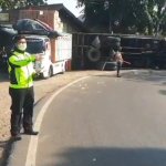 Diduga Rem Blong, Truk Muatan Boks Sepatu Terguling, JurnalSuma