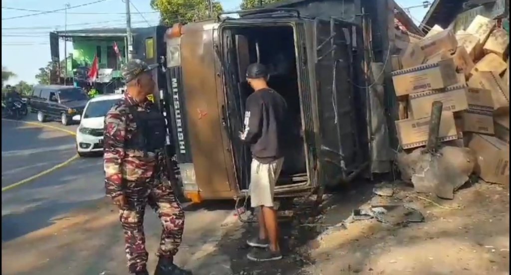 Diduga Rem Blong, Truk Muatan Boks Sepatu Terguling, JurnalSuma