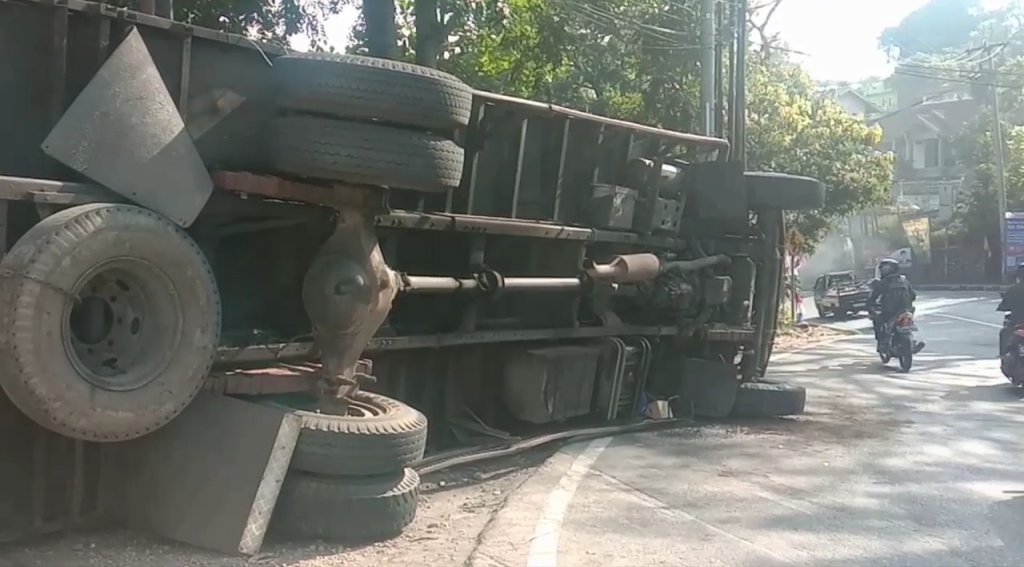 Diduga Rem Blong, Truk Muatan Boks Sepatu Terguling, JurnalSuma