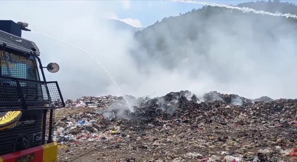TPAS Cibeureum Terbakar, Kendaraan Armor Water Canon Dikerahkan ke Lokasi, JurnalSuma