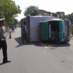 Hindari Mobil Menyalip, Truk Bok Pengangkut Kain di Sumedang Terguling, JurnalSuma