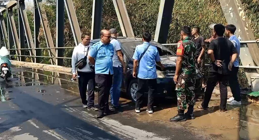 Diduga Korsleting Listrik Sebuah Minibus Nyaris Terbakar, JurnalSuma