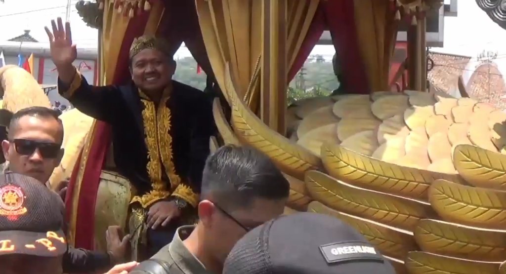 Ribuan Masyarakat Padati Kawasan Alun-alun di Momen Pelepasan Bupati dan Wabup Sumedang, JurnalSuma