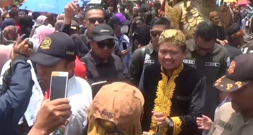Ribuan Masyarakat Padati Kawasan Alun-alun di Momen Pelepasan Bupati dan Wabup Sumedang, JurnalSuma