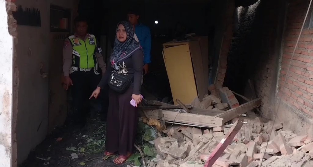 Hilang Kendali Truk Pengangkut Batubara Menabrak Dua Rumah, Penghuni Nyaris Tertimbun, JurnalSuma