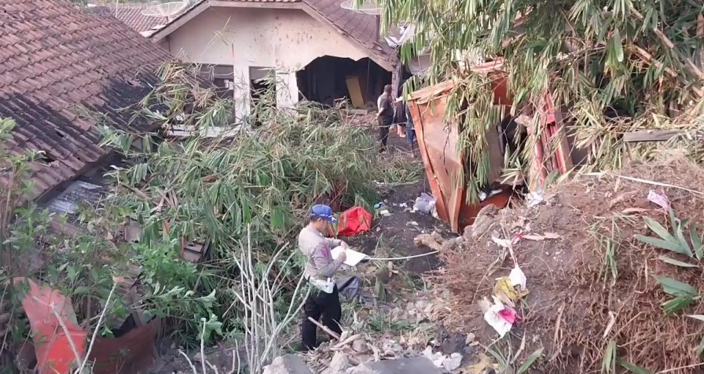 Hilang Kendali Truk Pengangkut Batubara Menabrak Dua Rumah, Penghuni Nyaris Tertimbun, JurnalSuma
