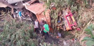 Hilang Kendali Truk Pengangkut Batubara Menabrak Dua Rumah, Penghuni Nyaris Tertimbun, JurnalSuma