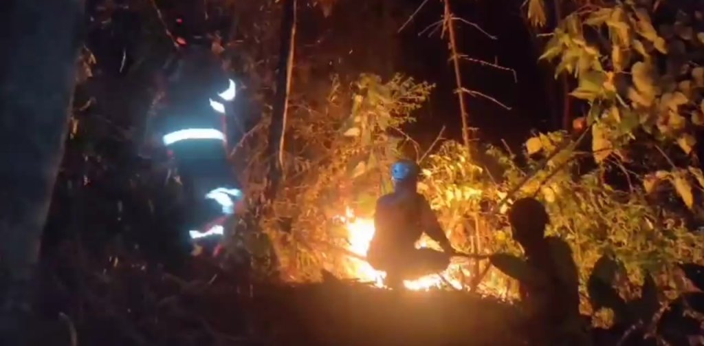 Lahan di Bukit Baginda Terbakar, Petugas Terkendala Medan Terjal dan Alat Pemadaman, JurnalSuma