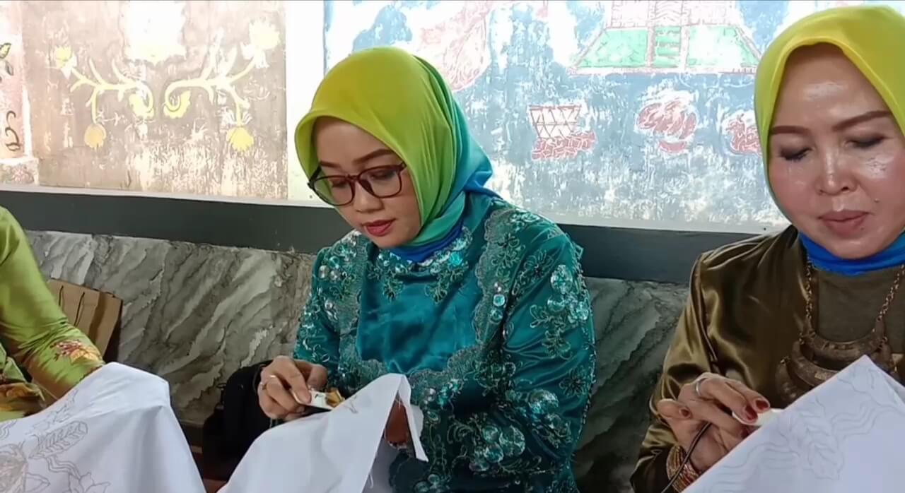 Angkat Batik Kasumedangan, Nafira Batik Jajal Pangsa Pasar Dunia, JurnalSuma