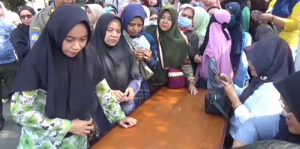 Harga Beras Masih Mahal, Ratusan Warga Serbu Operasi Pasar Murah Terbatas, JurnalSuma