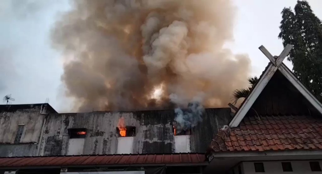 Bangunan Dua Lantai Hangus Terbakar, Kerugian Ditaksir Mencapai Ratusan Juta Rupiah, JurnalSuma