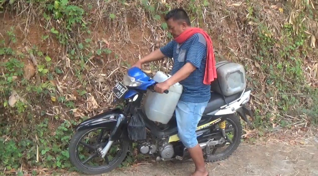 Kekeringan, Warga di Sumedang Bikin Kubangan di Sungai Kering, JurnalSuma