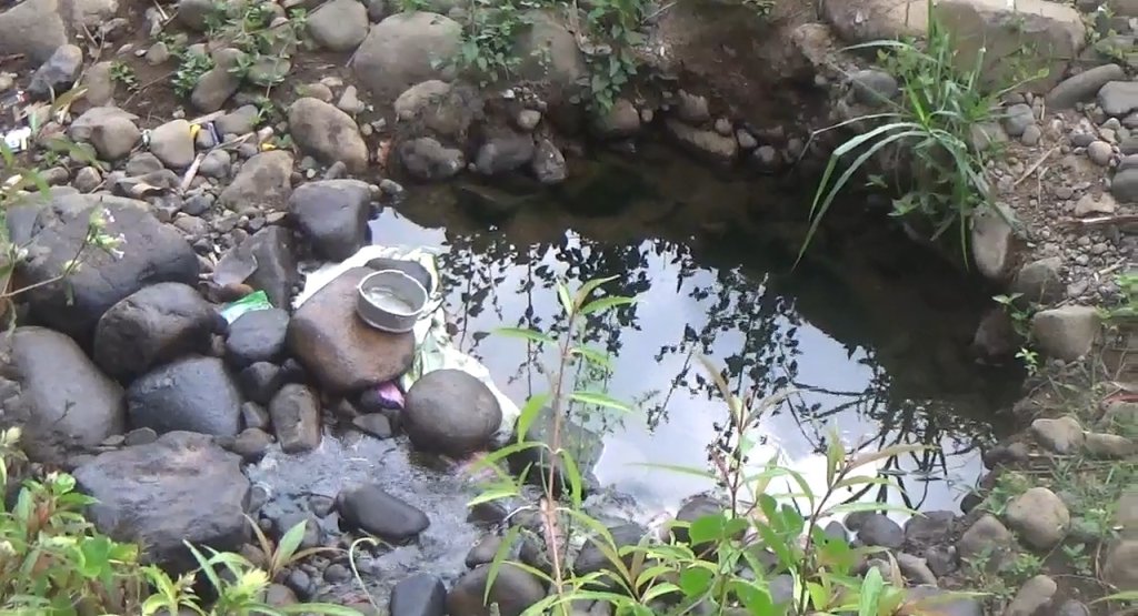 Kekeringan, Warga di Sumedang Bikin Kubangan di Sungai Kering, JurnalSuma
