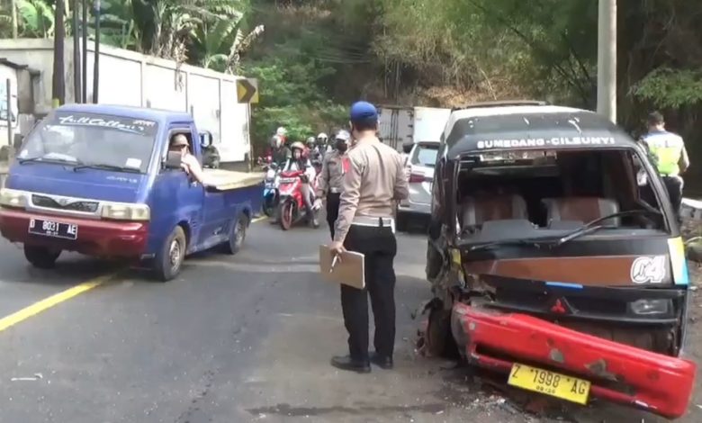Gagal Menyalip, Sebuah Minibus Tabrak Angkot Penuh Penumpang dan Truk, Jurnal Sumedang