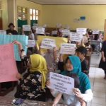 Puluhan orangtua siswa SDN Darmaraja 2 melakukan aksi demo menuntut dikembalikannya uang tabungan anak-anak mereka, Rabu (13/12/2023).