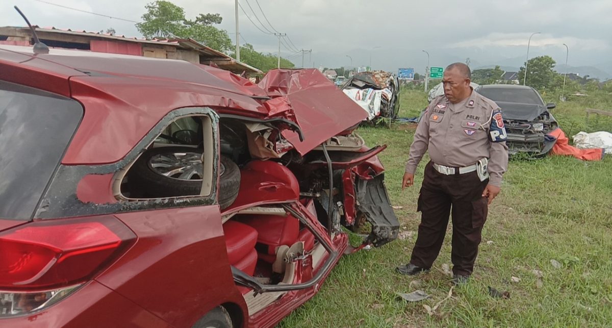 Pengemudi Mobilio Terjepit Usai Tabrak Tronton Batu Bara di KM 168 Tol Cisumdawu, Jurnal Suma
