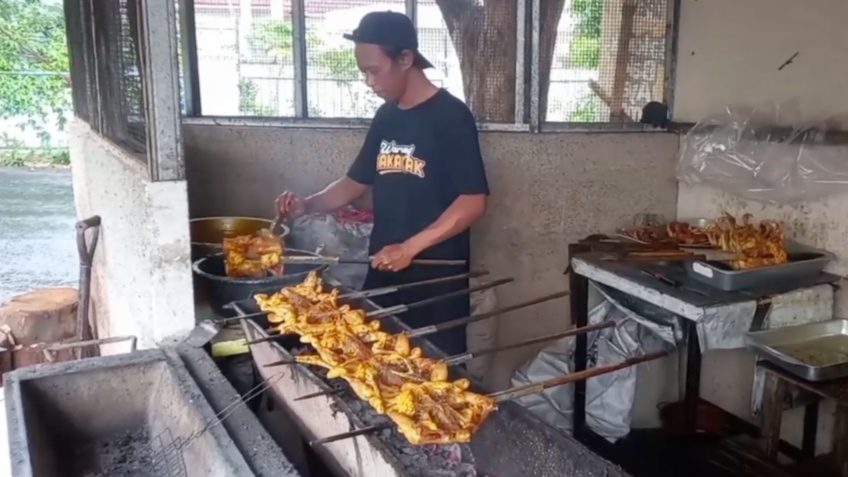Gurih dan Empuk, Rumah Makan Bakakak Ayam di Sumedang Tak Pernah Sepi Pengunjung, Jurnal Suma