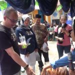 Kepala SMAN Conggeang bersama komite dan guru berkeliling membeli produk siswa dalam bazar kewirausahaan memeriahkan kegiatan Bhimagara Creative Project, Selasa (12/12/2023).