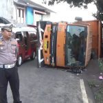 Pecah Ban, Truk Pengangkut Pasir Terguling di Turunan Cikuda Jatinangor, Jurnal Suma