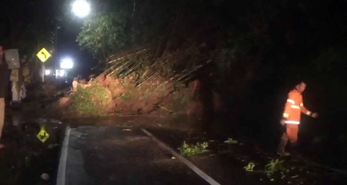 Tebing 15 Meter di Sumedang Longsor Menimbun Jalan Provinsi, Jurnal Suma