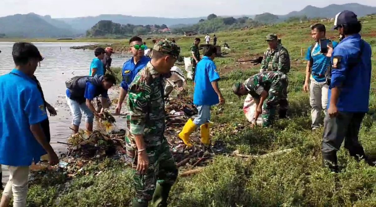 Ciptakan Lingkungan Bersih, TNI Bersama Masyarakat Bersihkan Sampah di Pesisir Pantai Waduk Jatigede, Jurnal Suma