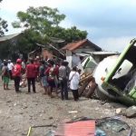 Truk Tangki Pengangkut Tepung Kapur Seruduk 4 Mobil dan Warung, 1 Orang Meninggal Dunia JURNAL SUMA.COM., SUMEDANG - Truk tangki pengangkut tepung kapur bernomor polisi L 8624 UK, menyeruduk tiga angkot beserta satu minibus dan warung di Jalan Raya Bandung-Cirebon, Kawasan Nyalindung, Desa Padanaan, Kecamatan Paseh, Kabupaten Sumedang Jawa Barat, Jumat (26/1/2024) pagi. Akibat kejadian tersebut, satu orang meninggal dunia di lolasi kejadian akibat terhimpit badan truk. Sementara dua orang pemilik warung mengalami luka berat dan dilarikan ke RSUD Sumedang. Dalam video amatir yang beredar, sejumlah warga nampak panik dan berdatangan untuk berusaha menolong korban yang mengalami luka akibat kecelakaan tersebut. Menurut salah seorang saksi, Agus Gunawan, kecelakaan diaawali datangnya truk tangki pengangkut tepung kapur dari arah Bandung menuju Cirebon. Di kondisi jalan menurun dan menikung, truk terswbut oleng menyeruduk tiga angkot beserta satu minibus yang terparkir di depan warung sebelah kiri jalan. "Truk dari arah Bandung menuju Cirebon itu sudah kondisi oleng lalu ngebanting ke sebelah kiri dan ngebabad (menyeruduk) angkot dan warung serta minibus. Setelah itu lalu terguling," kata Agus. Sementara petugas Kepolisian dari Polsek Paseh beserta Unit Gakkum Satlantas Polres Sumedang langsung datang ke lokasi kejadian. Data sementara dari pihak Kepolisian, terdapat satu orang meninggal dunia dalam kondisi terhimpit di bawah badan truk tangki. "Korban satu orang meninggal dunia di TKP, dua orang dalam keadaan kritis sudah di bawa ke RSUD Sumedang," kata Kapolsek Paseh, Iptu Tedi Rusmiadi. Sementara ketiga angkot yang ringsek dalam kondisi kosong, lantaran tengah parkir dan ditinggal pemiliknya. "Angkot sedang parkir dalam kondisi kosong. Kalau yang dua orang pasutri itu merupakan penghuni rumah atau warung," ucapnya. Kasus kecelakaan ini kini masih dalam penanganan Unit Gakkum Satlantas Polres Sumedang, guna mengetahui penyebab pasti kecelakaan, Jurnal Suma