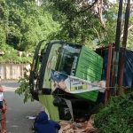 Truk Tronton Muatan Karton di Sumedang Nyaris Terjun ke Jurang, Jurnal Suma