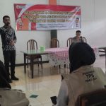 Ketua Bawaslu Kabupaten Sumedang, Ade Adrianta Sinulingga menyampaikan materi bimtek bagi PTPS.