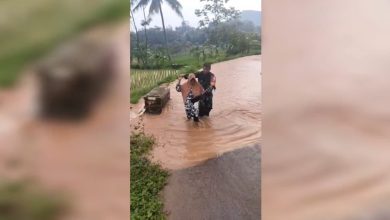 Viral, Aksi Heroik Anggota TNI Bantu Warga Sebrangi Banjir Pergi ke TPS, Jurnal Suma