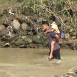 Jembatan Sementara Hanyut, Belasan Siswa di Sumedang Digendong Sebrangi Sungai, Jurnal Suma