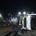 Sopir Mengantuk, Truk Pengangkut Air Mineral Terguling di Bundaran Binokasih