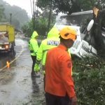 Hindari Truk, Bus Berpenumpang 25 Orang Nyaris Terguling di Cadas Pangeran