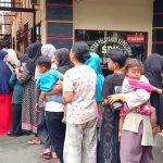 Sambil Ngabuburit, Warga Rela Antre Demi Membeli Beras Murah