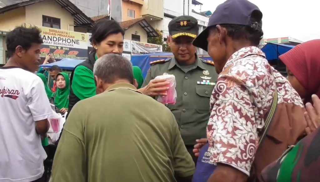 Wujud Kepedulian, Kodim 0610 Sumedang Bagikan Takjil Gratis