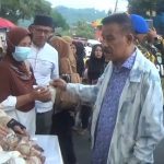 Bos Persib Umuh Muchtar Borong Pedagang Takjil dan Dibagikan ke Masyarakat