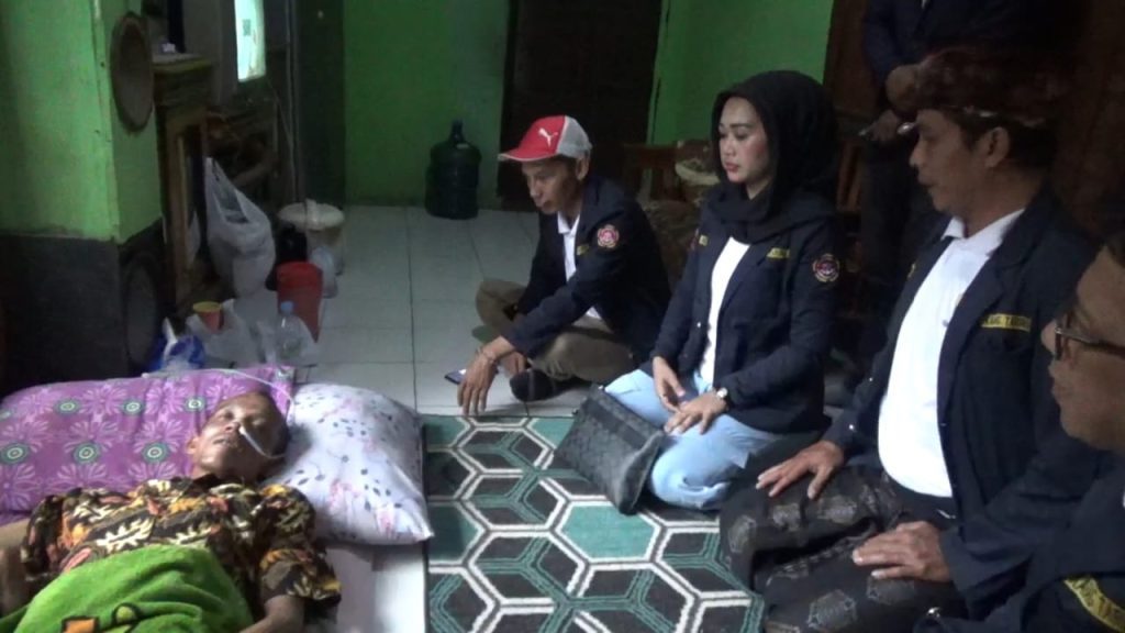Disela Pembagian Takjil, Karang Taruna Kabupaten Sumedang Santuni Warga yang Menderita Tumor Otak